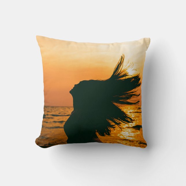 Coussin Silhouette de fille, coucher du soleil sur la mer, (Recto)