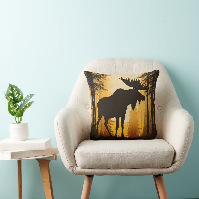 Coussin Silhouette d'orignal dans une forêt brumeuse à l'a (Chaise)