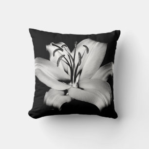 Coussin Silver Lily : Élégance Florale Monochrome.