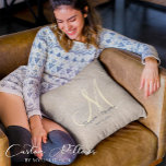 Coussin Simple Burlap Beige Rustique Monogramme<br><div class="desc">Élevez le charme de votre maison avec cet Oreiller simple Rustique Beige Burlap Monogrammed Throw. C'est un mélange unique de fonction et de style parfait pour améliorer chaque coin et chaque coin. Avec son design facilement personnalisable, il vous permet de mettre en valeur votre personnalité et de répondre à vos...</div>