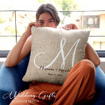 Coussin Simple Russe Burlap Mariage Monogramme<br><div class="desc">Ajoutez une touche d'élégance rustique à votre journée spéciale avec notre simple Mariage de Monogramme de Burlap Beige Rustique. Conçu pour les couples qui adorent le charme intemporel et d'inspiration campagnarde, ce coussin mariage personnalisé présente une texture de burlap beige douce imprimé sur un tissu de haute qualité. Le détail...</div>