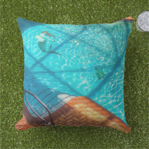 Coussin Sirène dans une piscine