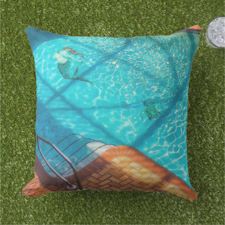 Coussin Sirène dans une piscine