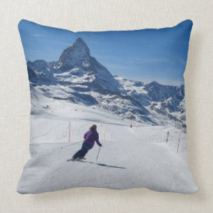Coussin Skiant avec Mt. Matterhorn dans Zermatt, la Suisse