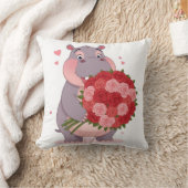 Coussin Smiling cartoon hippo holding a huge bouquet  (Couverture)