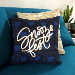Coussin Snooze<br><div class="desc">Quelle fête de la noix ! Ce design amusant présente un motif arrière - plan de paupières en bleu foncé avec le libellé "fest de snooze". Poignée et illustrée.</div>