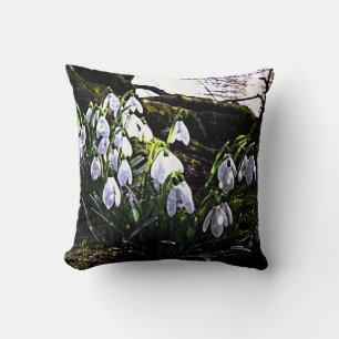Coussin Snowdrops au Pays de Galles par Alexandra Cook
