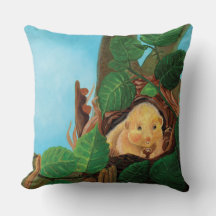 Souris brumeux mangeant de la noisette