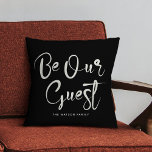 Coussin Soyez notre invité Custom Text Family Modern Black<br><div class="desc">Calligraphie de script moderne et tendance "Soyez notre invité" sur cet élégant oreiller à dos et ivoire,  parfait pour accueillir les invités à votre maison,  location de vacances,  ou bed and breakfast.</div>
