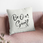 Coussin Soyez notre invité Custom Text Family Modern Style<br><div class="desc">Faites de votre bed and breakfast, location ou Airbnb le séjour le plus agréable avec cet oreiller de bienvenue ! ✨ Avec son design moderne et élégant et son écriture branchée "Be Our Guest", c'est l'endroit idéal pour que vous vous sentiez comme chez vous. De plus, vous pouvez le personnaliser...</div>