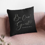 Coussin Soyez notre invité Texte Personnalisé Moderne Élég<br><div class="desc">Faites de votre Airbnb ou bed and breakfast le séjour le plus agréable avec cet oreiller de bienvenue ! ✨ Avec son design moderne et élégant et son écriture branchée "Be Our Guest", c'est l'endroit idéal pour que vous vous sentiez comme chez vous. De plus, vous pouvez le personnaliser avec...</div>