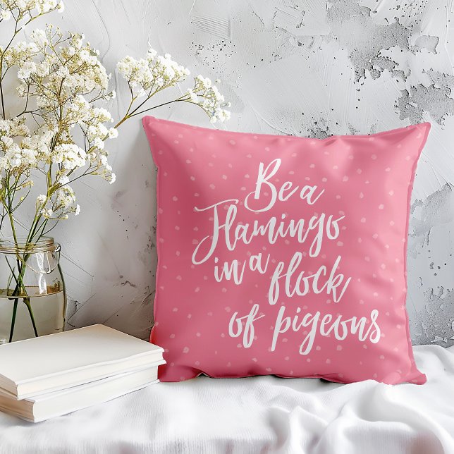 Coussin Soyez un Flamant rose dans un groupe de citations  (Be inspired everyday wit our be a flamingo motivational pillow. )