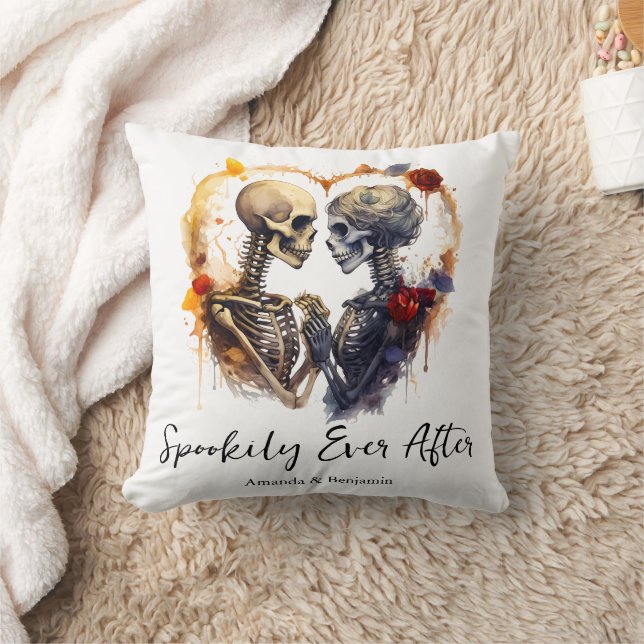 Coussin Spookily Ever Après Skeletons dans Love Halloween (Couverture)