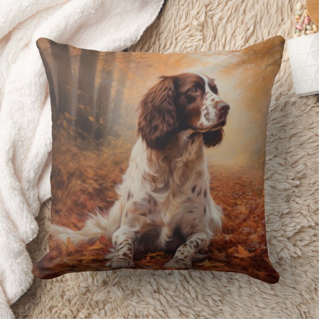 Coussin Springer Spaniel dans les feuilles d'automne qui t (Couverture)