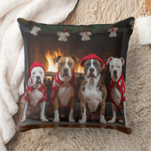 Coussin Staffordshire américain près de la cheminée Noël