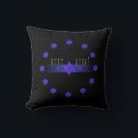 Coussin Star Bar Menorah<br><div class="desc">Une image fractale violette et bleue, avec un Magen David (Étoile de David), au milieu, comme un Chanukkah menorah. Le motif est répété comme une bordure de 12 étoiles. Les bougies ont été allumées.</div>