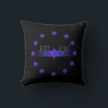 Coussin Star Bar Menorah<br><div class="desc">Une image fractale violette et bleue,  avec un Magen David (Étoile de David),  au milieu,  comme un Chanukkah menorah. Le motif est répété comme une bordure de 12 étoiles. Les bougies ont été allumées.</div>