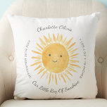 Coussin Statistiques de naissance Couleur de soleil Jeu d'<br><div class="desc">Ce mignon bébé coussin a une aquarelle jaune souriant soleil. Facilement personnalisable avec le nom du bébé et les statistiques de naissance,  il fait un excellent cadeau pour un nouveau-né. Aquarelle originale © Michele Davies.</div>