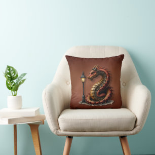 Coussin Steampunk Dragon à côté d'un lampadaire vintage.
