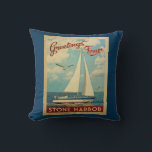 Coussin Stone Harbour Vintage voyage bateau à voile New Je<br><div class="desc">Ce voeu de Stone Harbor New Jersey design nautique de voyage vintage comprend un bateau naviguant sur l'eau avec des mouettes et un ciel bleu rempli de somptueux nuages blancs bouffants.</div>