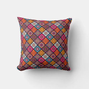 Coussin style boho coloré