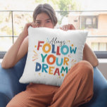 Coussin Suivez vos rêves Typographie amusante colorée 2<br><div class="desc">Suivez toujours vos rêves-mignon,  typographie ludique,  design de texte inspirant et motivationnel sur un arrière - plan changeant blanc.</div>
