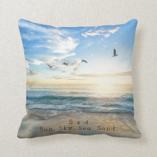 Coussin Sun. Ciel. Mer. Sable. Scène de plage