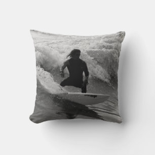 Coussin Surfer En Niveaux De Gris Des Vagues