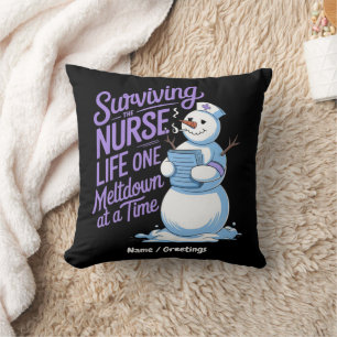 Coussin Survivre à la vie d'infirmière une crise à la fois