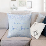 Coussin Sweet 16 bébé bleu parties scintillant nom de pous<br><div class="desc">Pour un élégant Sweet 16,  16e anniversaire. Bleu bébé tendance,  bleu clair,  couleur arrière - plan. Décoré avec de la poussière de parties scintillant imitation. Personnalisez et ajoutez un nom. Le sweet sixteen est écrit avec un script de style manuel moderne.</div>