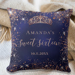 Coussin Sweet 16 bleu rose or tiara nom script<br><div class="desc">Pour un élégant Sweet 16, 16e anniversaire. Couleur arrière - plan bleue design, le bleu est inégal. Décoré de poussière de parties scintillant en faux or rose, une couronne de tiare. Personnalisez et ajoutez un nom et une date. Le sweet sixteen est écrit avec un script de style manuel moderne...</div>