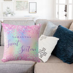 Coussin Sweet 16 bleu rose violet holographique<br><div class="desc">Un arrière - plan tendance aux couleurs arc-en-ciel avec des couleurs pastel unicorne et arc-en-ciel dans rose vif,  violet,  vert menthe. Décoré de confettis. Personnalisez et ajoutez un nom,  écrit avec un script de style à la main moderne. Lettres violettes.</div>