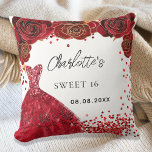 Coussin Sweet 16 fleurs de robe rouge blanc<br><div class="desc">Pour une Soirée 16,  16e anniversaire. Un arrière - plan blanc aux confettis rouges,  une robe et des roses rouges,  des fleurs. Le nom est écrit avec un script de style moderne écrit à la main. Personnalisez et ajoutez votre nom et une date.</div>