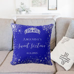Coussin Sweet 16 royal bleu argent parties scintillant nom<br><div class="desc">Pour un élégant Sweet 16, 16e anniversaire. Une couleur arrière - plan bleue royale tendance. Décoré avec de la poussière de parties scintillant en faux argent, une couronne de tiare. Personnalisez et ajoutez un nom, un âge et une date. Le sweet sixteen est écrit avec un script de style manuel...</div>