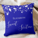 Coussin Sweet 16 royal bleu blanc étoiles nom<br><div class="desc">Un coussin pour une chambre de filles Sweet 16,  16e ans. Un arrière - plan bleu royal décoré d'étoiles blanches. Le texte : le Sweet sixteen est écrit en blanc avec un grand script de style à la main moderne. Personnalisez et ajoutez un nom.</div>