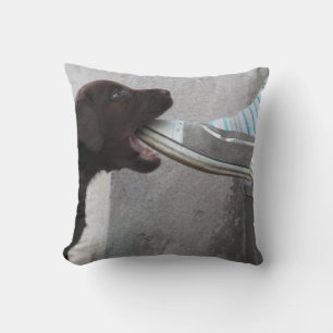 Coussin Sweet Labrador Puppy Gnawing Sur Une Chaussure