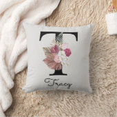 Coussin T initiale florale rose monogrammée (Couverture)