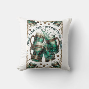 Coussin T-shirt graphique avec tankards « Cheers to Bad Id