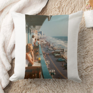 Coussin T-shirt graphique vintage années 80 de la promenad