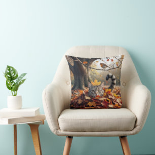 Coussin Tabby Chat dans un seau de feuilles d'automne