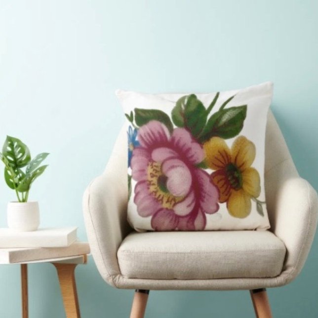 Coussin Tea Cup Floral Bouquet (Sophisticated monogramed throw pillow with an elegant floral design. )