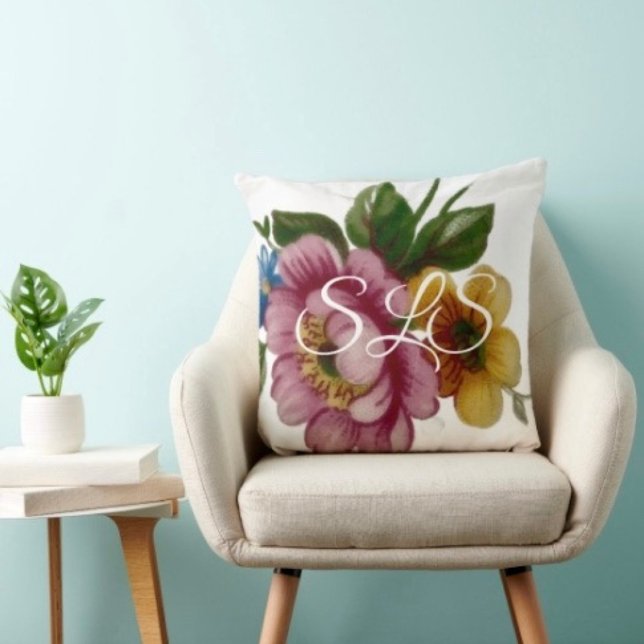 Coussin Tea Cup Floral Bouquet (Sophisticated monogramed throw pillow with an elegant floral design. 
)