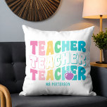 Coussin Teacher Moderne Arc-en-ciel Couleurs Nom personnal<br><div class="desc">Teacher Modern Rainbow Colours Nom personnalisé Throw Pillows présente le texte "Teacher" dans la typographie moderne rainbow color répéter script avec votre nom personnalisé ci-dessous. Parfait pour votre professeur préféré pour l'appréciation des enseignants,  anniversaire,  Noël,  vacances et plus encore. Conçu par Evco Studio www.zazzle.com/store/evcostudio</div>