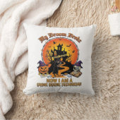 Coussin Technicien de scène de crime Balai Cassé Sorcière (Couverture)