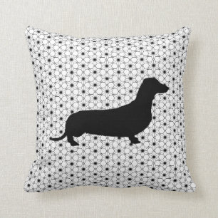 Coussin Teckel noir de silhouette sur noir et blanc