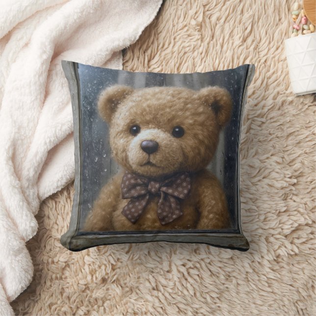 Coussin Teddy Bear Gazing Out of a Rainy Window (Couverture)