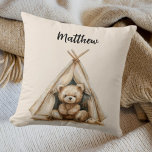 Coussin Teddy ours teepee vintage brun beige pépinière<br><div class="desc">Élevez le charme douillet de votre pépinière avec notre oreiller Vintage Teddy Bear personnalisé. Cette adorable coussin présente un joyeux ours en peluche souriant assis dans un tipi de style boho contre un arrière - plan beige moelleux, évoquant un sentiment de chaleur et de nostalgie, parfait pour l'espace de votre...</div>