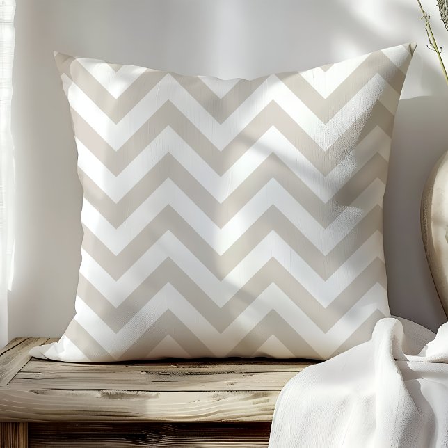 Coussin Tendance Beige et Blanc Chevron Zigzag Rayures (Créateur téléchargé)