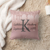 Coussin Tendance de mariage à monogramme rose oré tombant (Couverture)