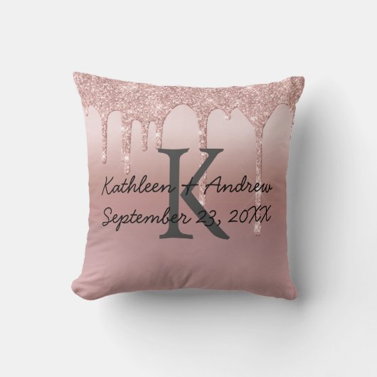 Coussin Tendance de mariage à monogramme rose oré tombant (Recto)